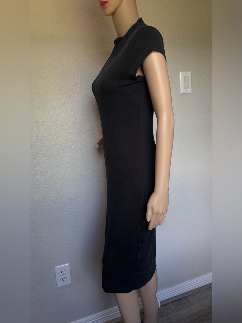 Ladies' Black Cap-Sleeve Midi Dress — Sleek Everyday Staple - Picture 7 of 11